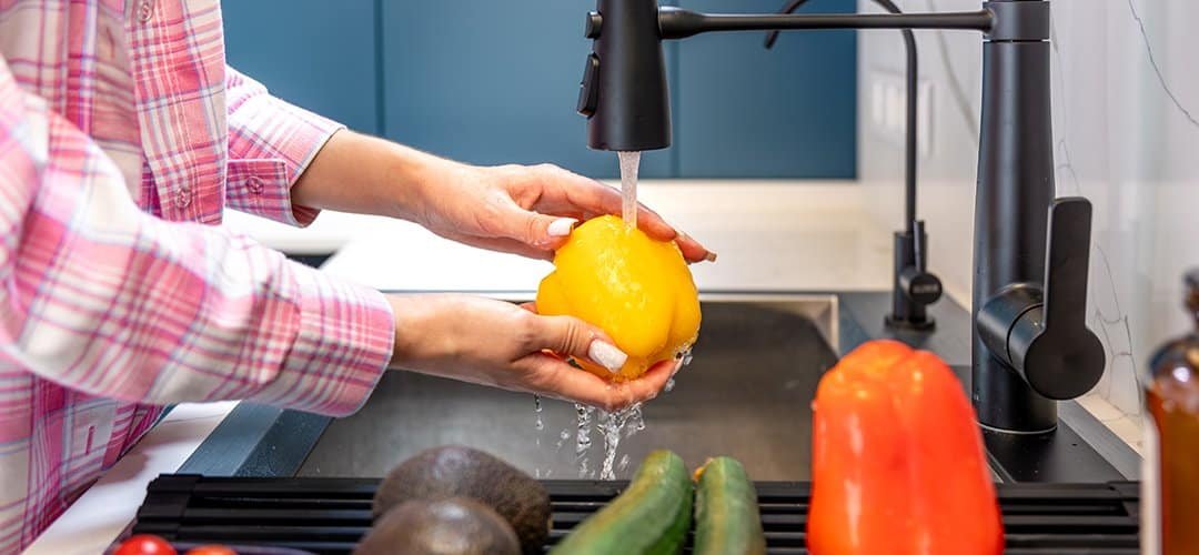 Kitchen faucet with Water efficiency feature