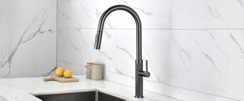 Knurled kitchen faucet with spray and stream mode