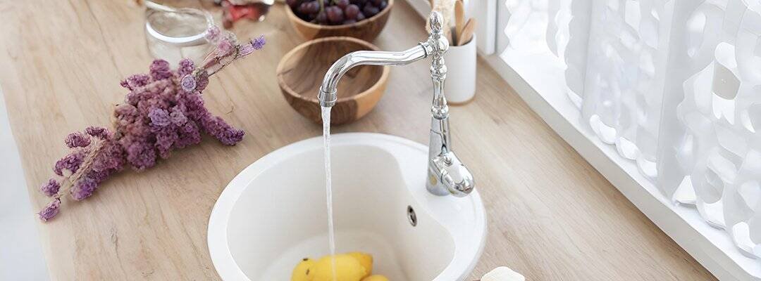 Polished chrome classic kitchen faucet