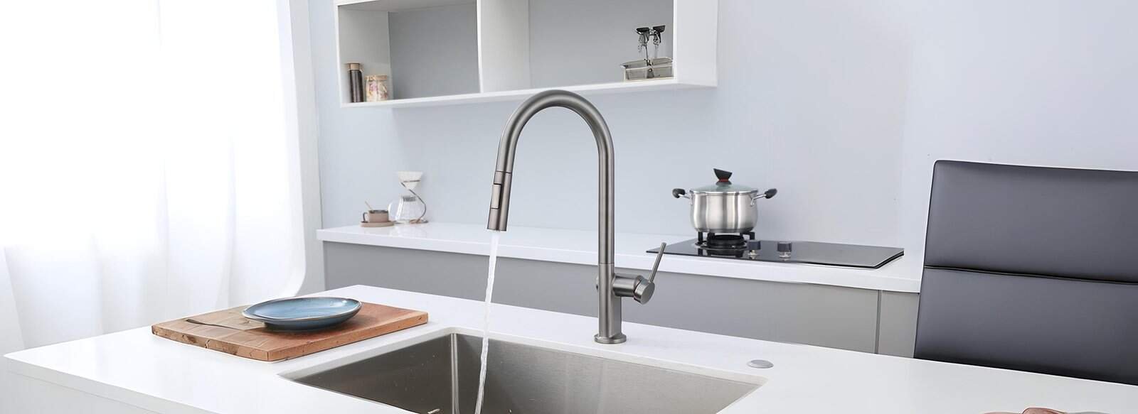 Single-hole Kitchen faucet with pull-down sprayer