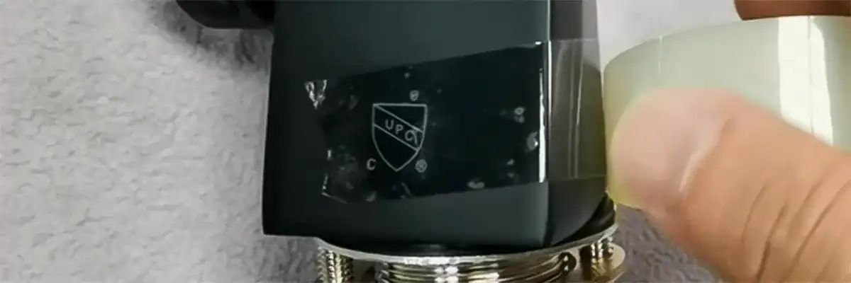 Test di adesione del nastro 3M su un logo serigrafato