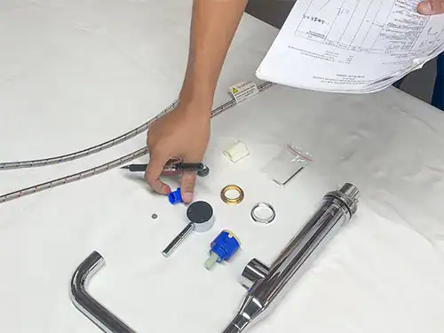 OQC inspector verifying faucet components and packaging before bulk shipment