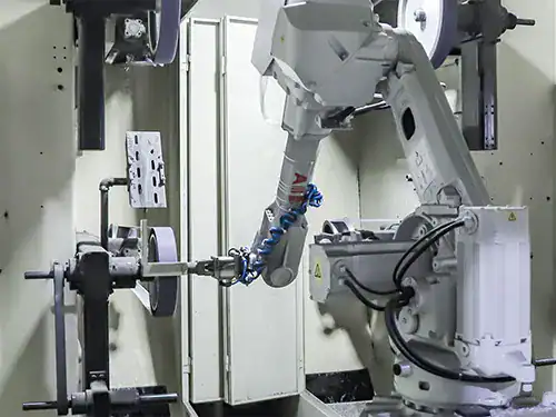 Automatisierter Roboterarm poliert die Oberfläche von Edelstahlarmaturen zur Vorbereitung der PVD-Beschichtung.