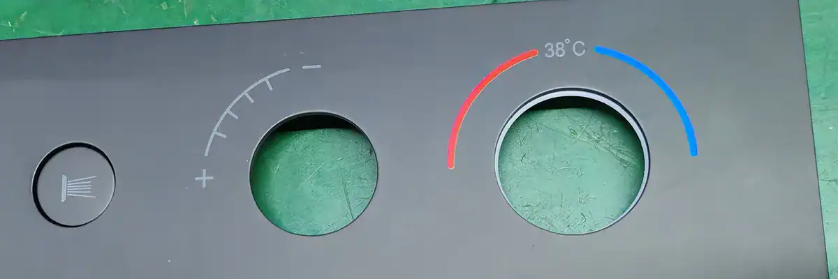 Logo serigrafato sulla placca del miscelatore della doccia