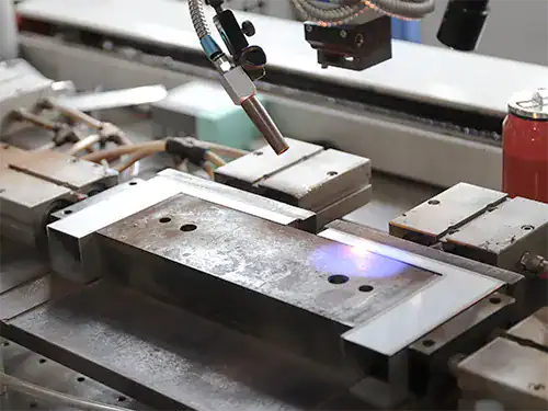 Tiefschweißen mit robotergestütztem Laser an Armaturenkomponenten aus Edelstahl